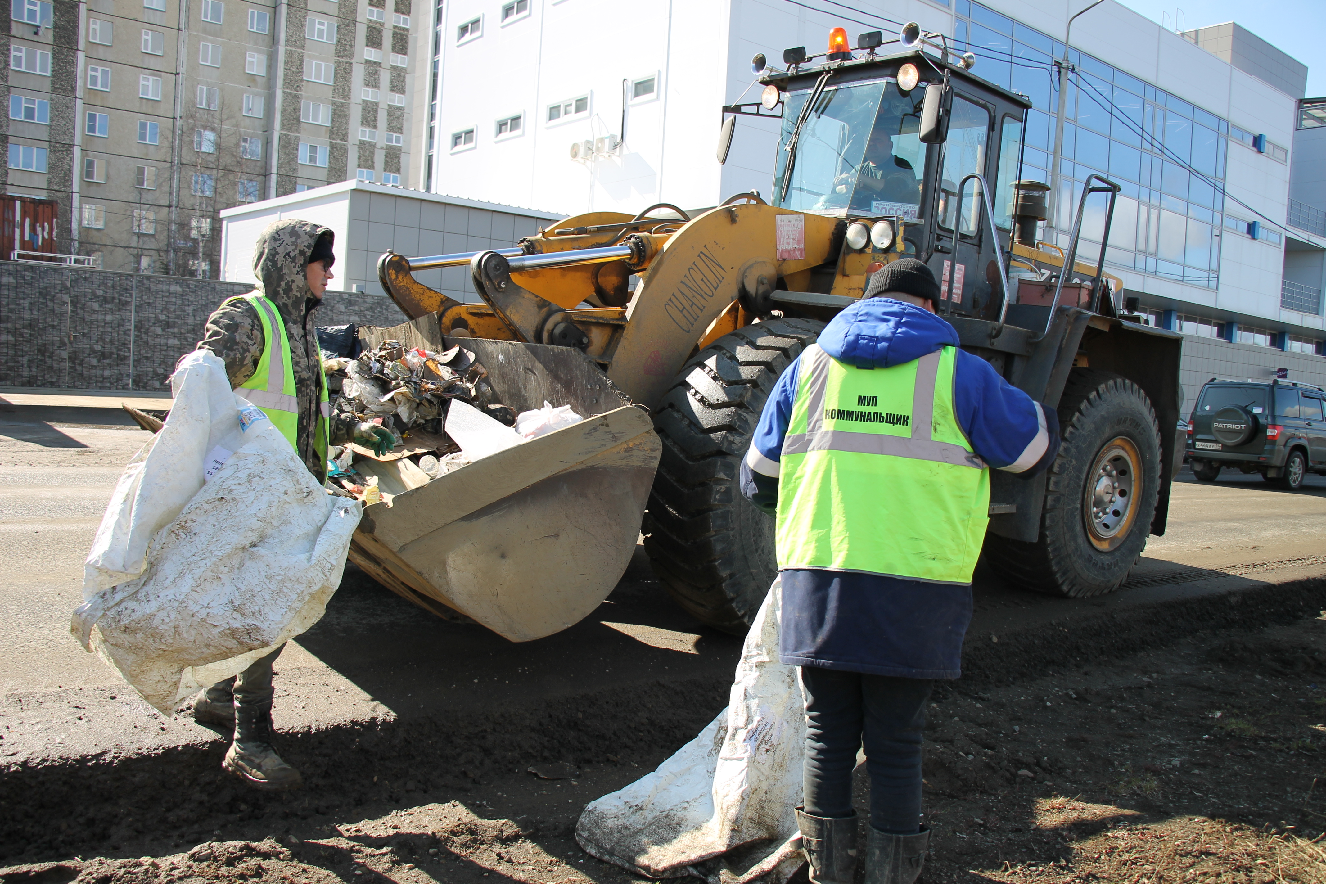 В Мирном продолжается уборка улиц от мусора и зимней подсыпки