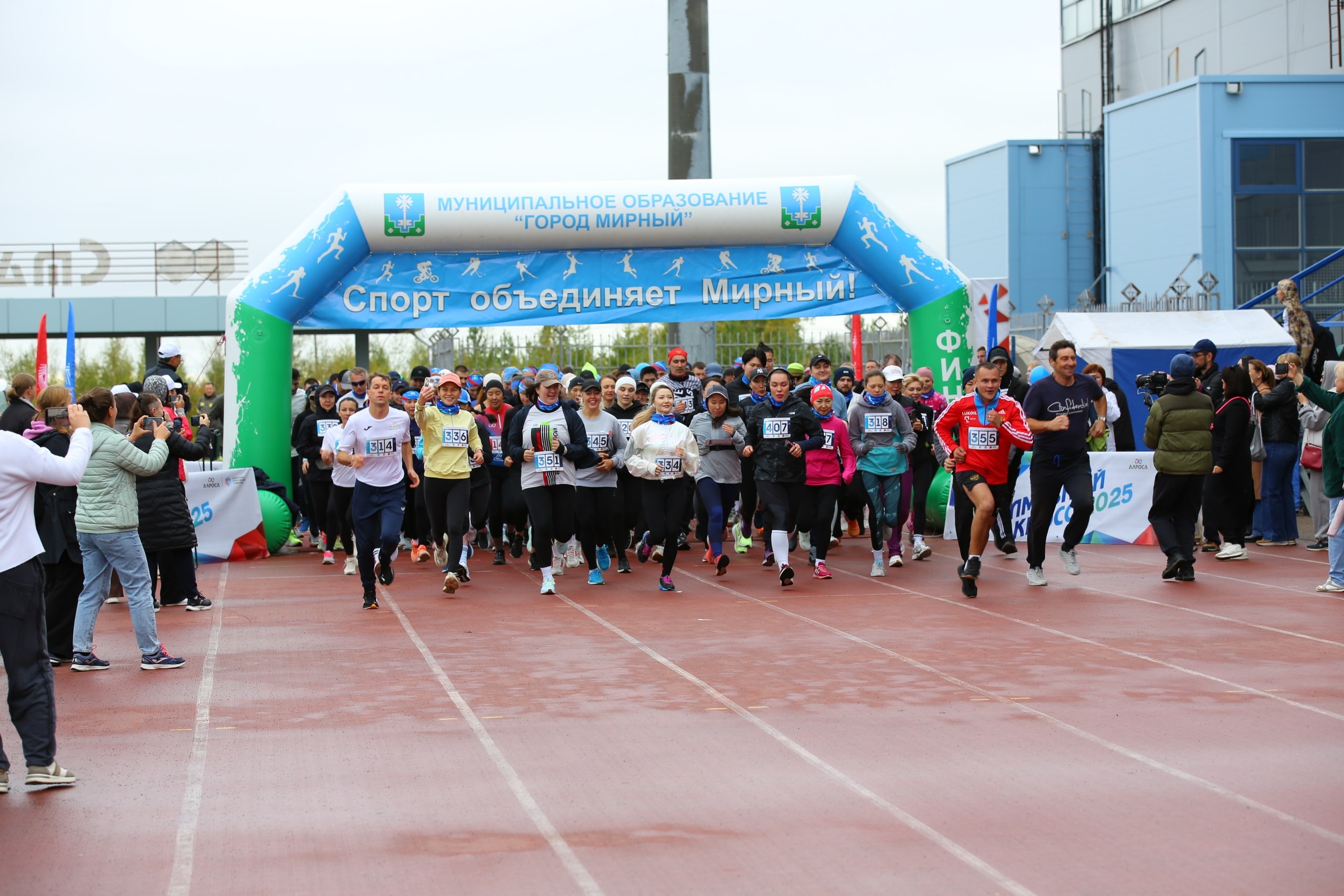  Впервые в Мирном прошел массовый благотворительный забег "Алмазный кросс"