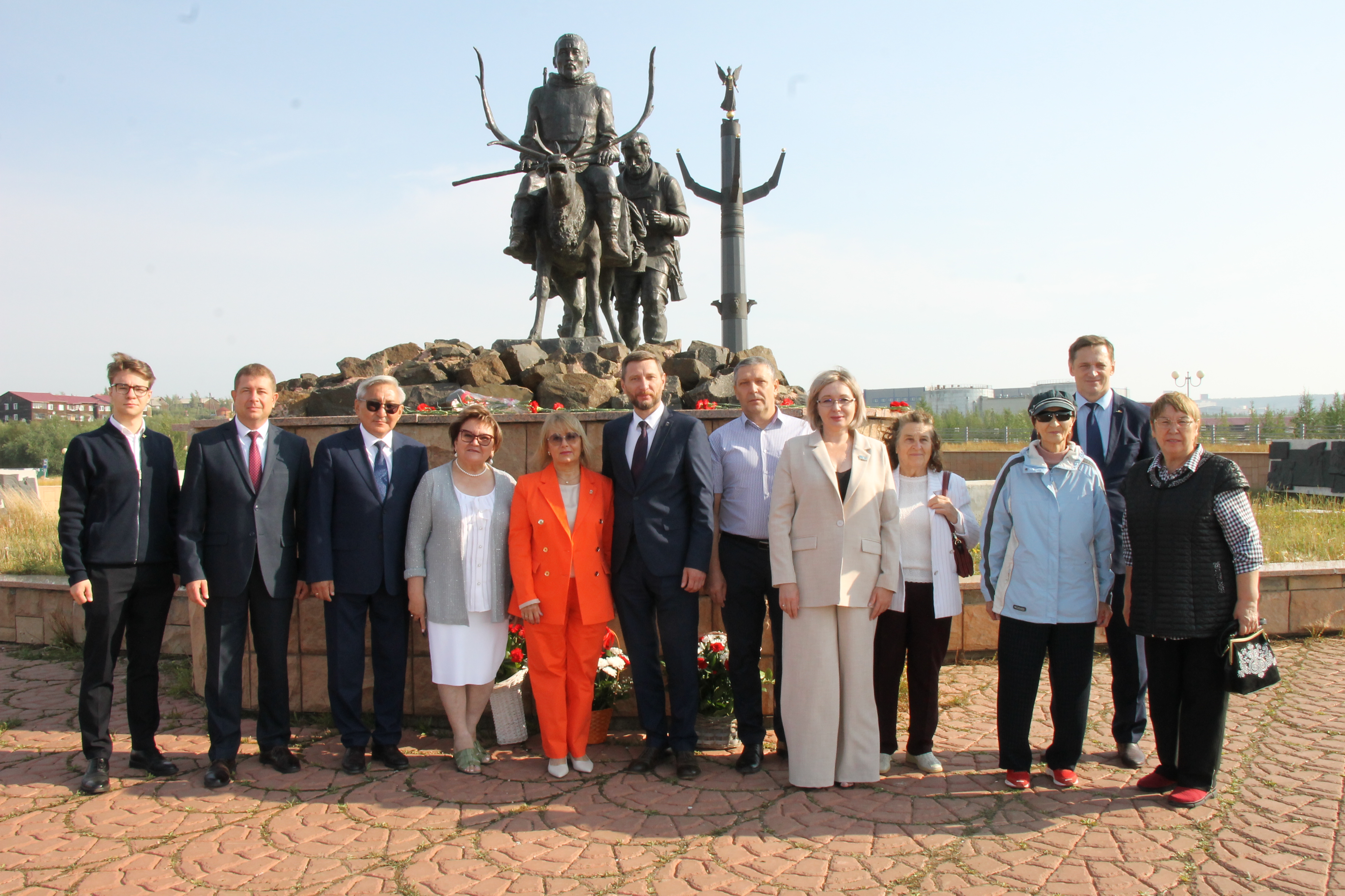 В честь Дня города прошло возложение цветов
