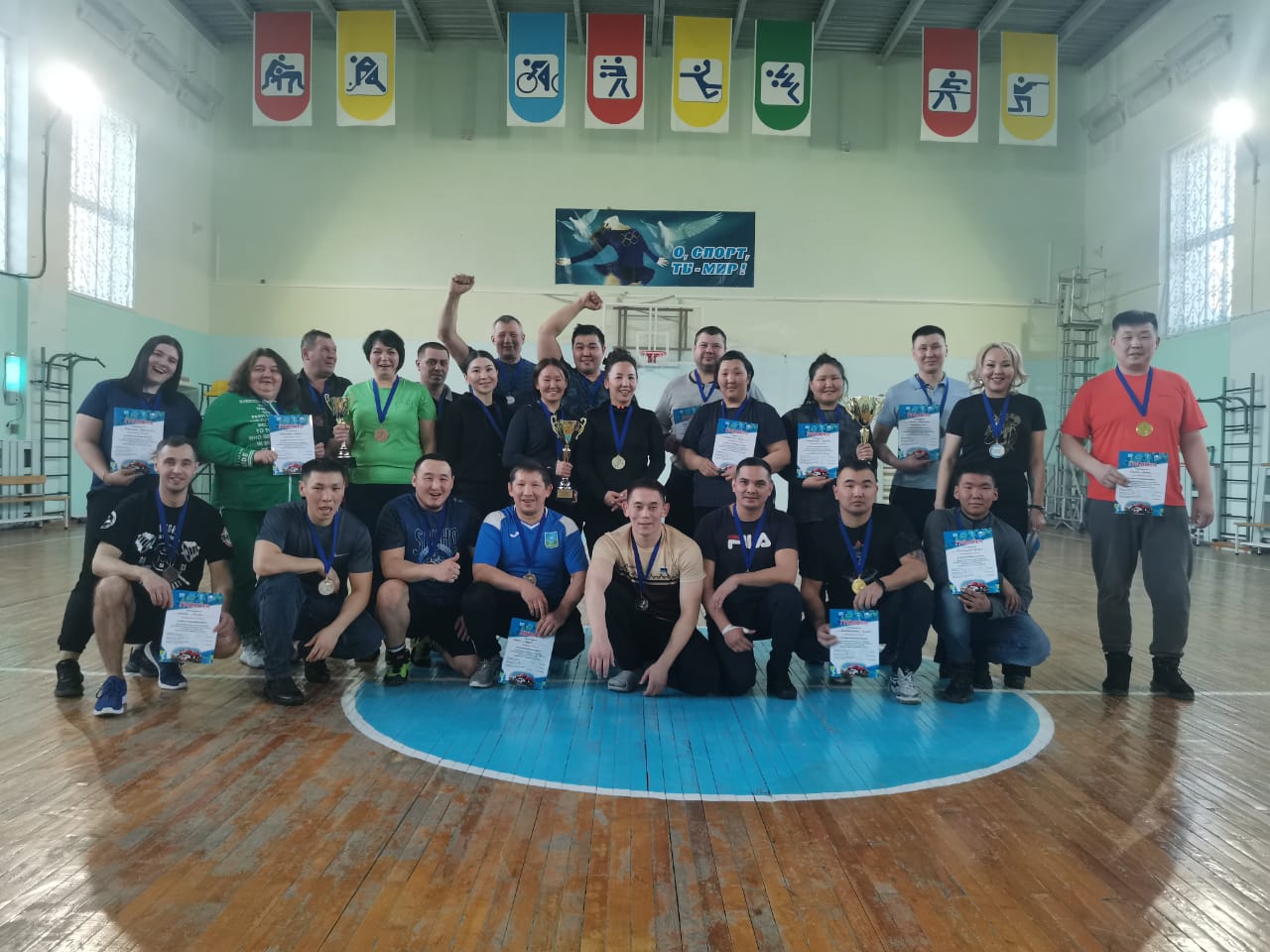 В соревнованиях по перетягиванию каната победу одержала община «Байкал»