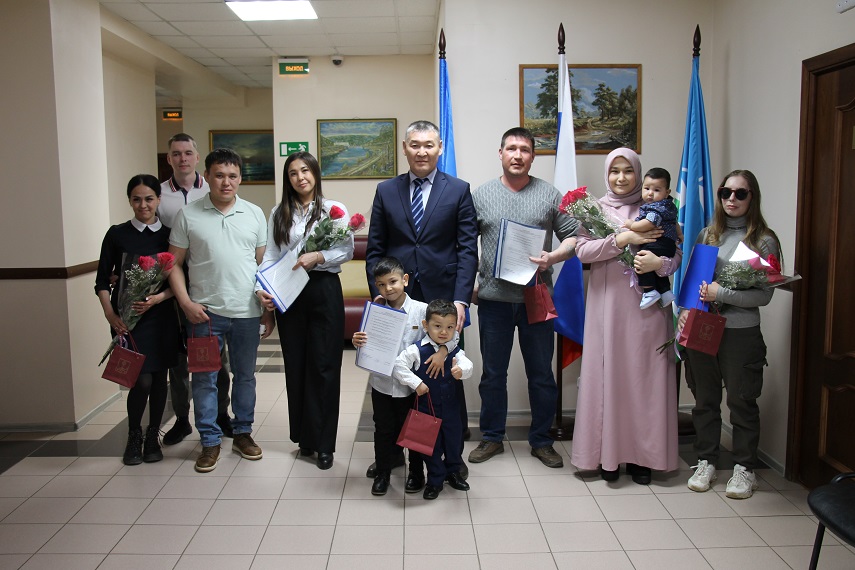 Молодым семьям Мирного вручены жилищные сертификаты