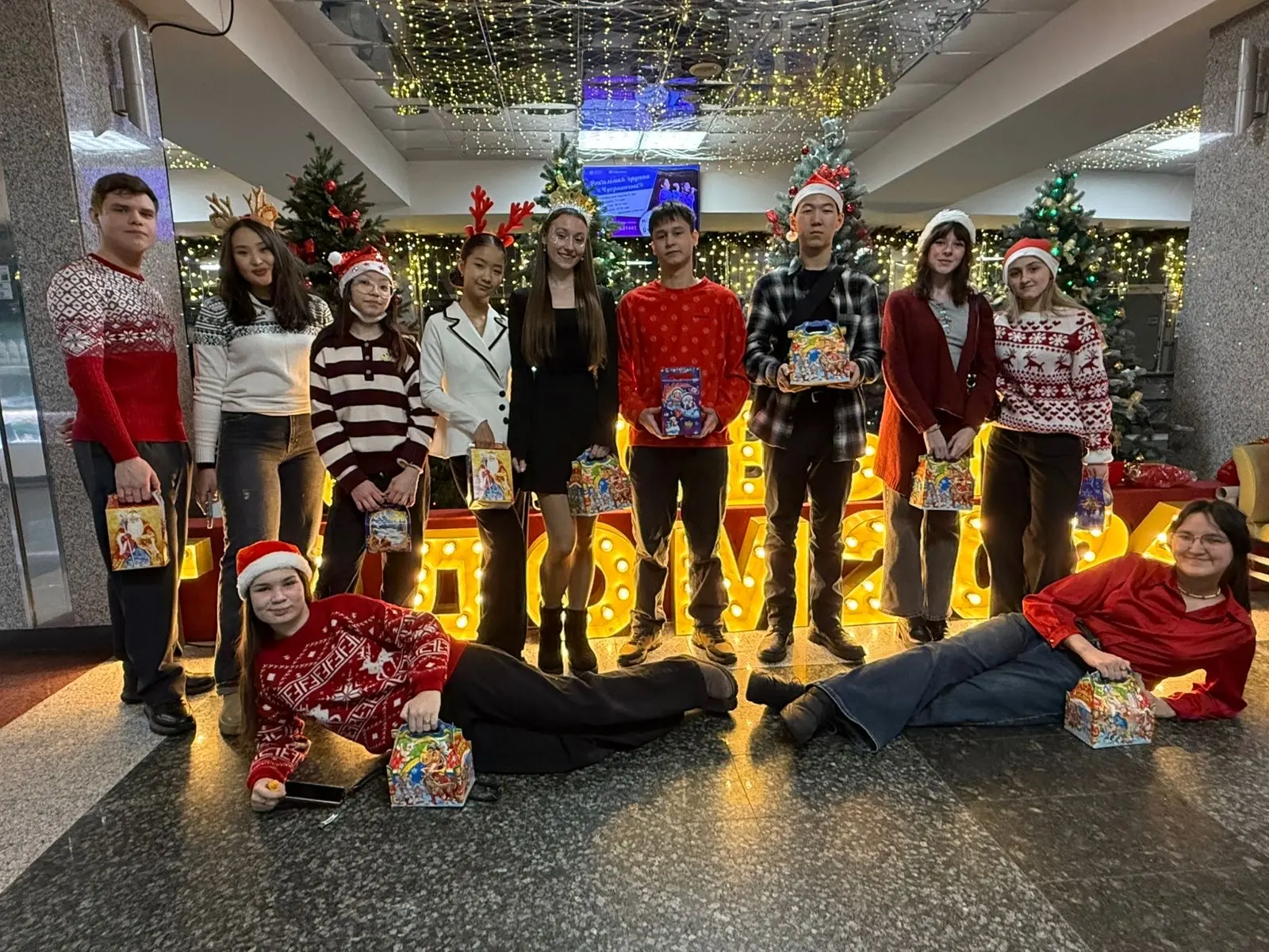 Новогодняя сказка с подарками для детей