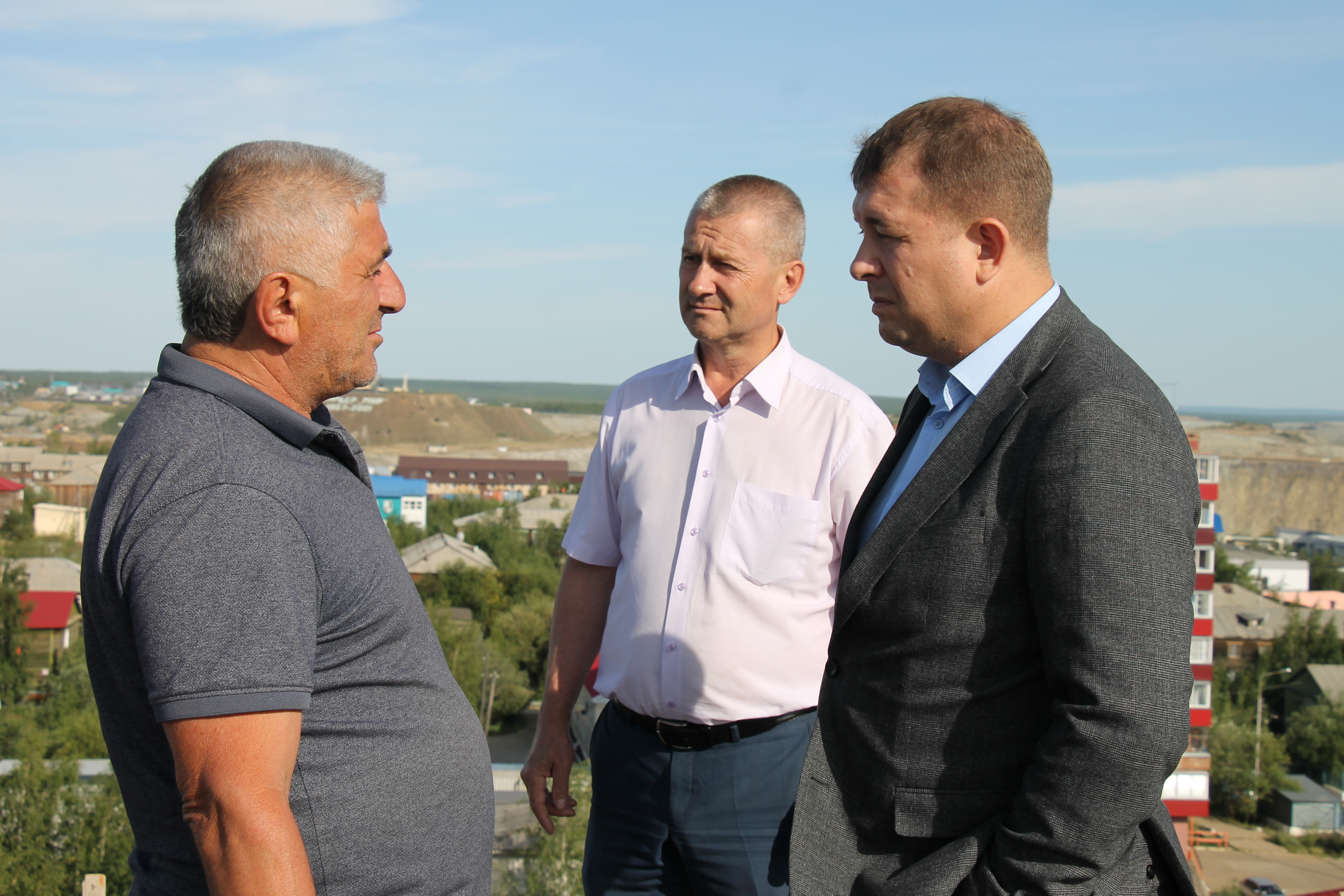 Продолжается строительство многоквартирного жилого дома возле храмового сквера