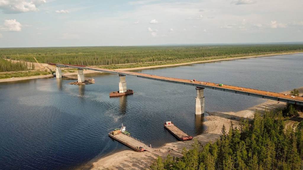 Строительство моста через р. Марха и подходов к нему ведется по графику