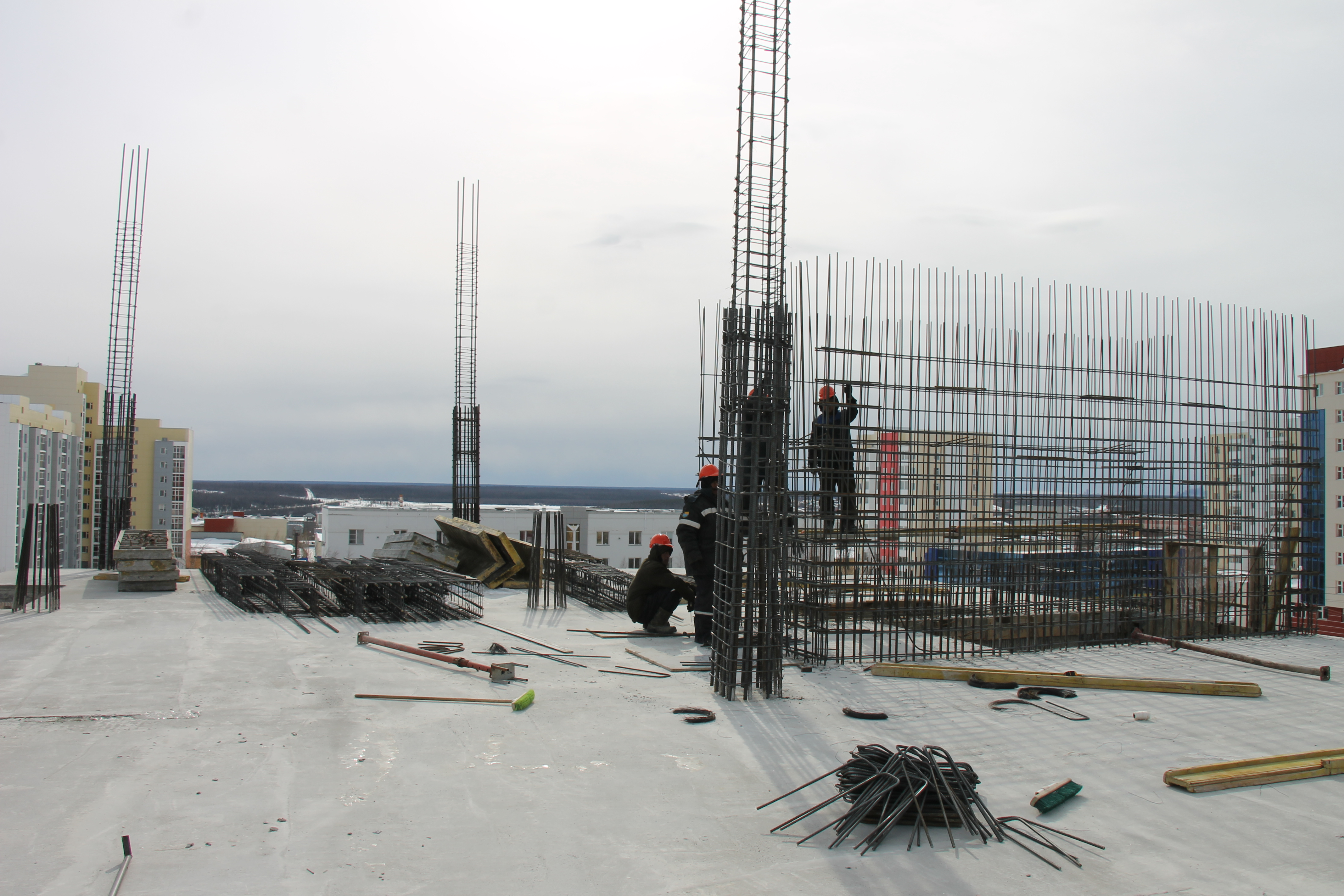 Рабочие возобновили строительство жилого дома в 10 квартале