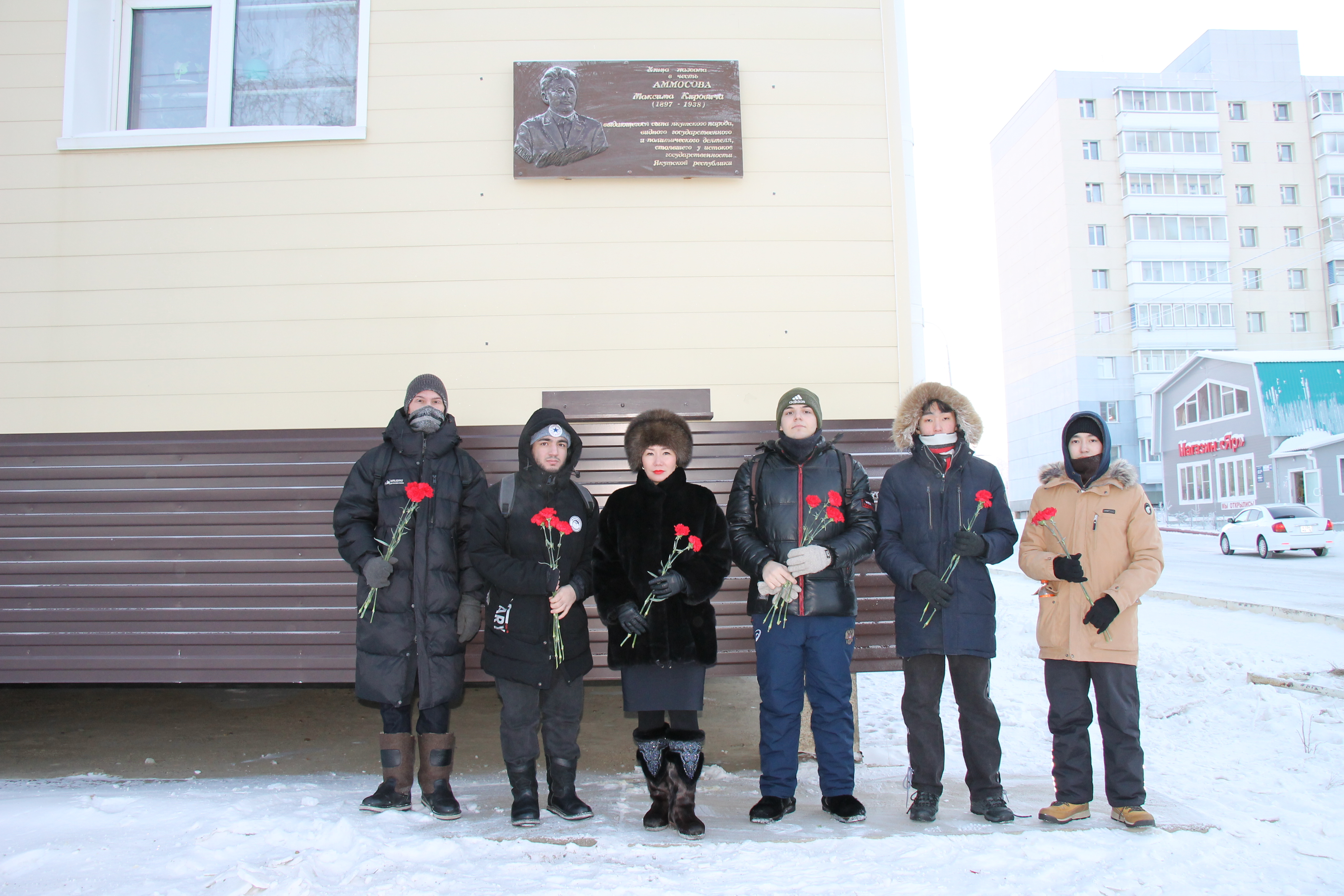 К мемориальной доске Аммосова возложили цветы