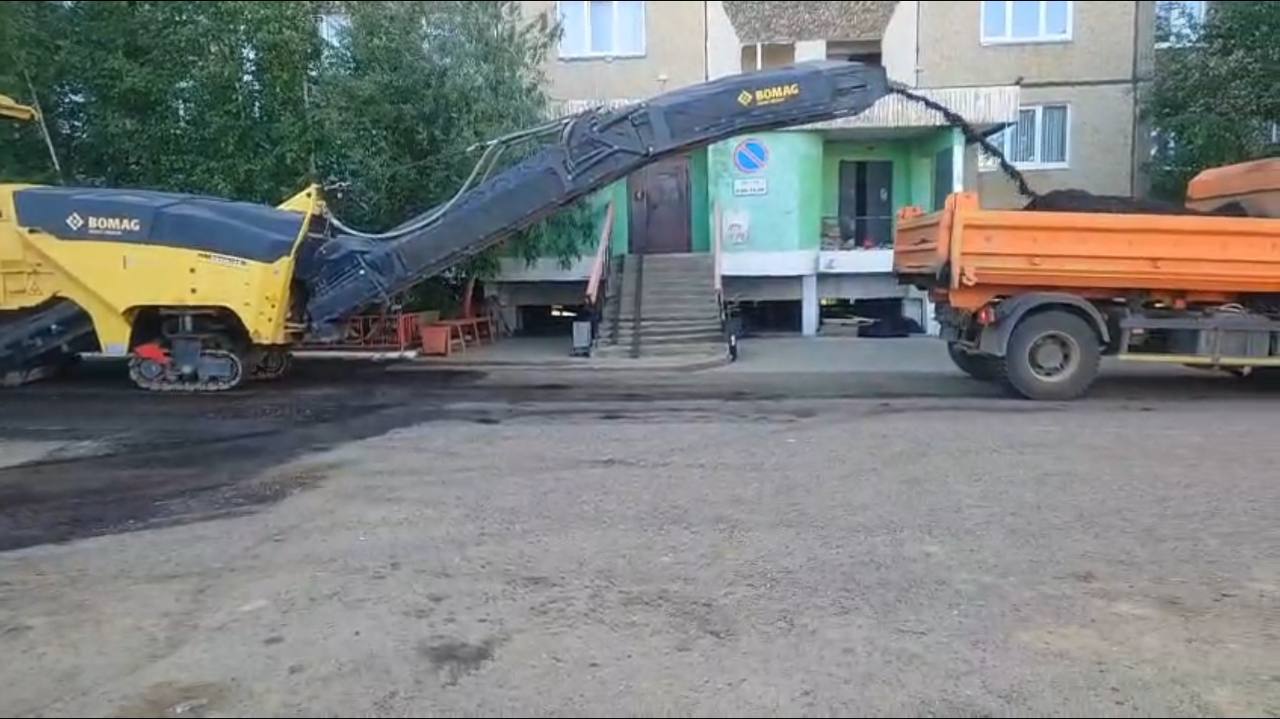 Асфальтирование в Мирном не останавливается даже в День города.