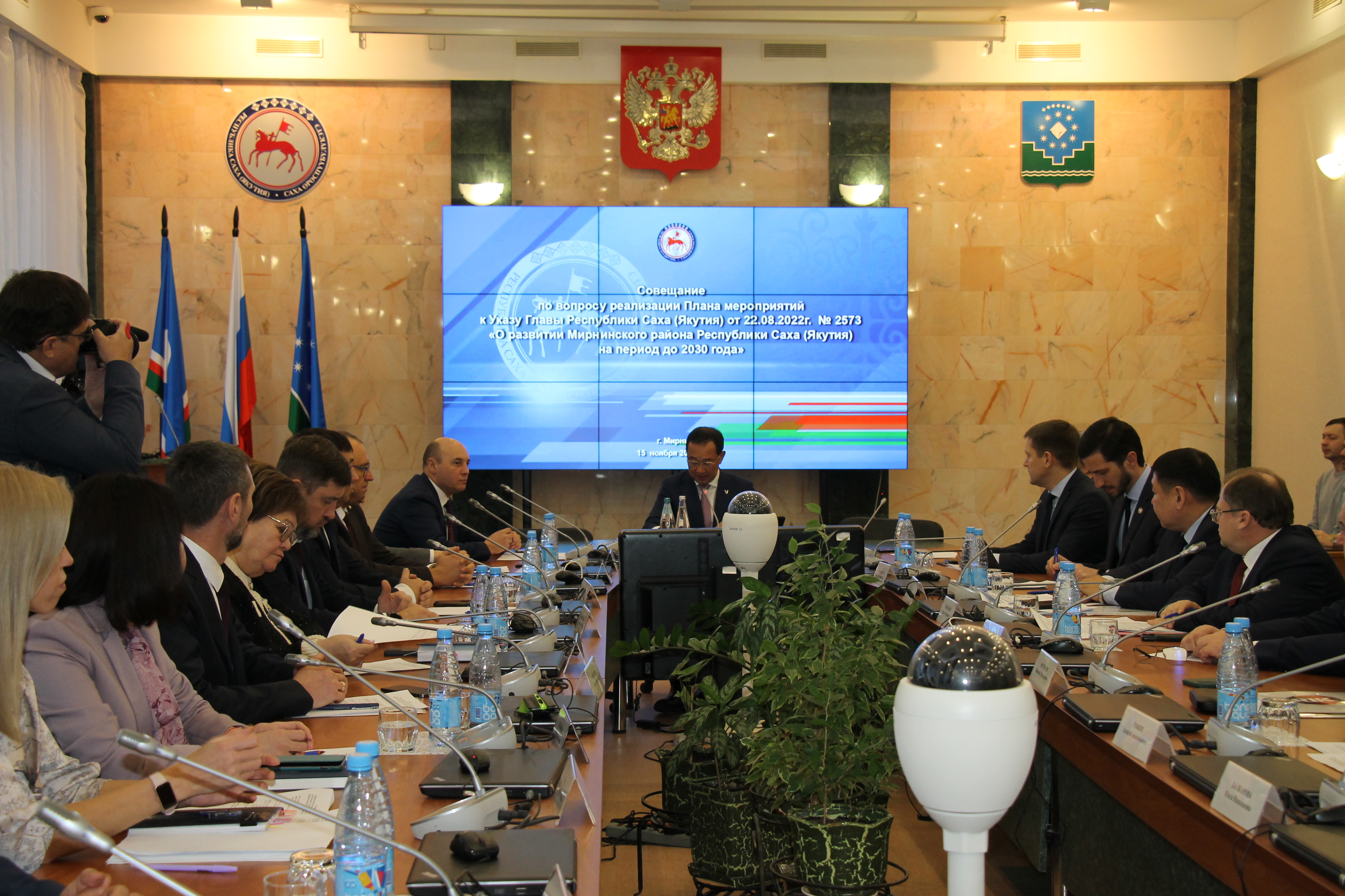 Сегодня глава Якутии Айсен Николаев работает в Мирнинском районе