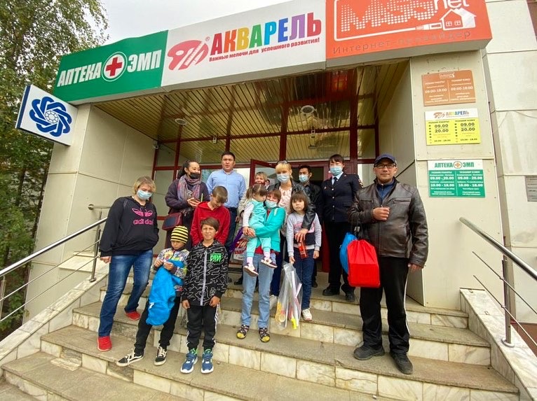 Магазин «Акварель» помогает детям собраться к школе