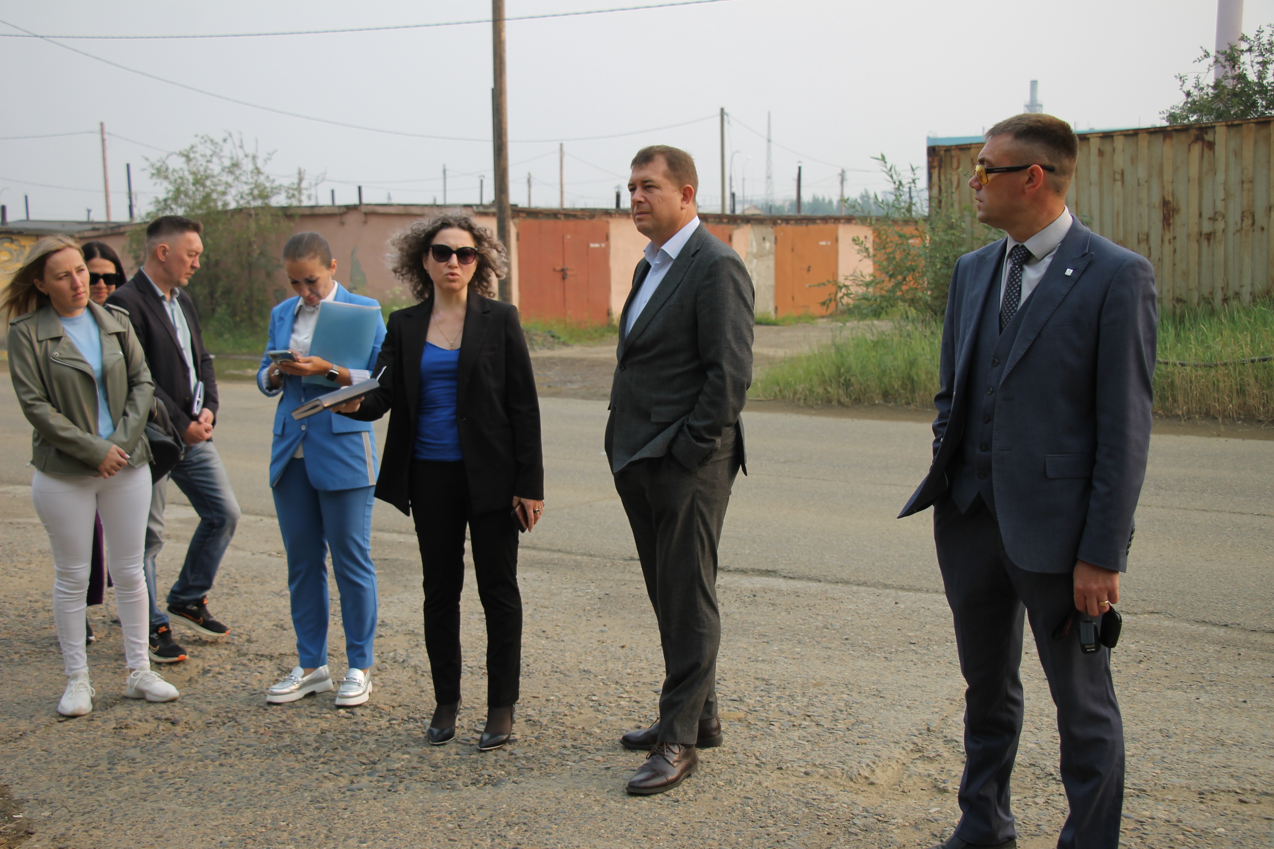 Алексей Тонких провел выездное совещание по благоустройству на улице Солдатова