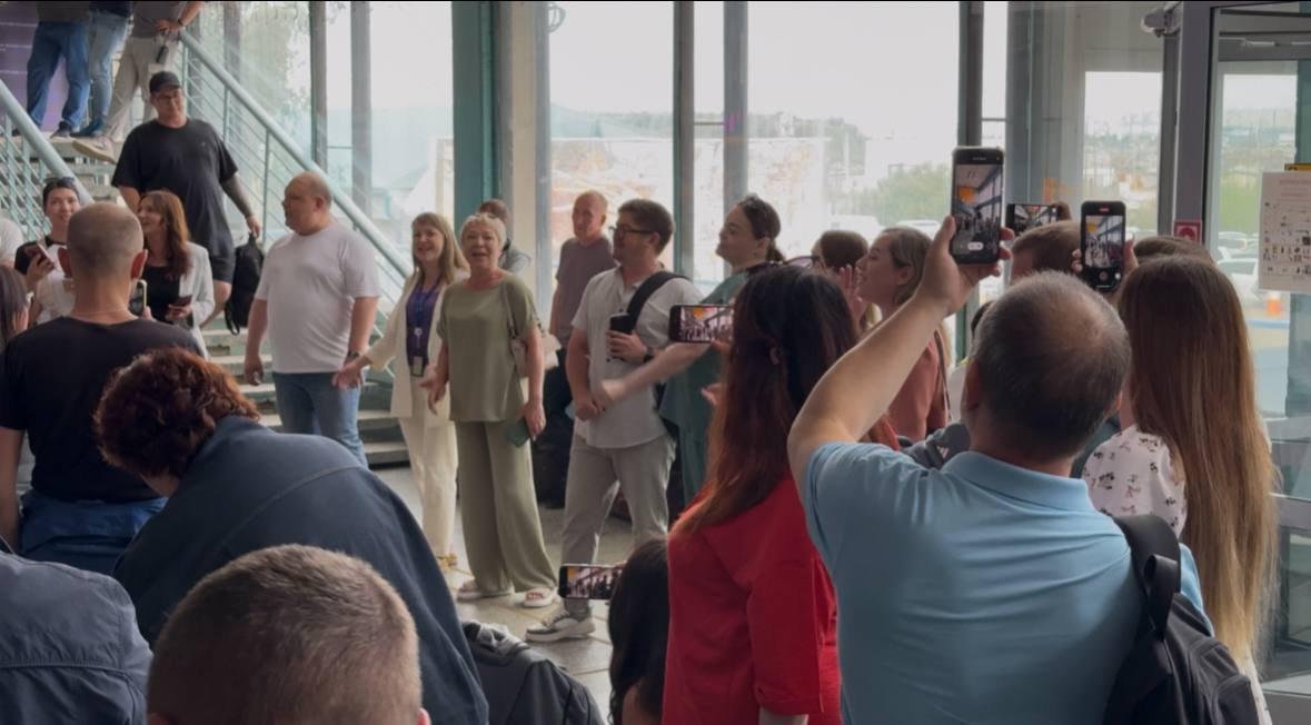 Флешмоб в зале аэровокзала. Мирнинцы спели песню о Мирном