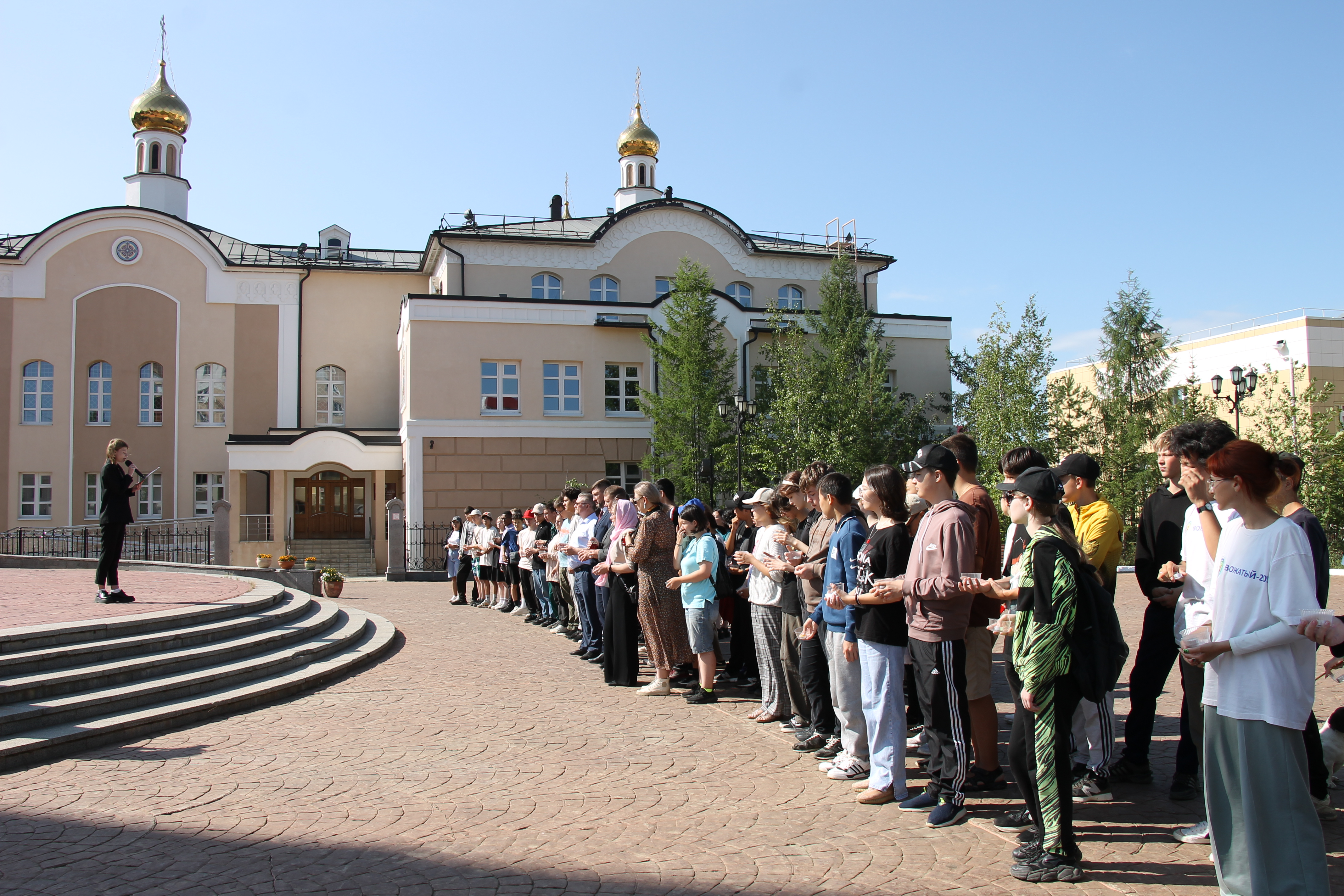 В мирнинском Свято-Троицком храме почтили память погибших детей Донбасса