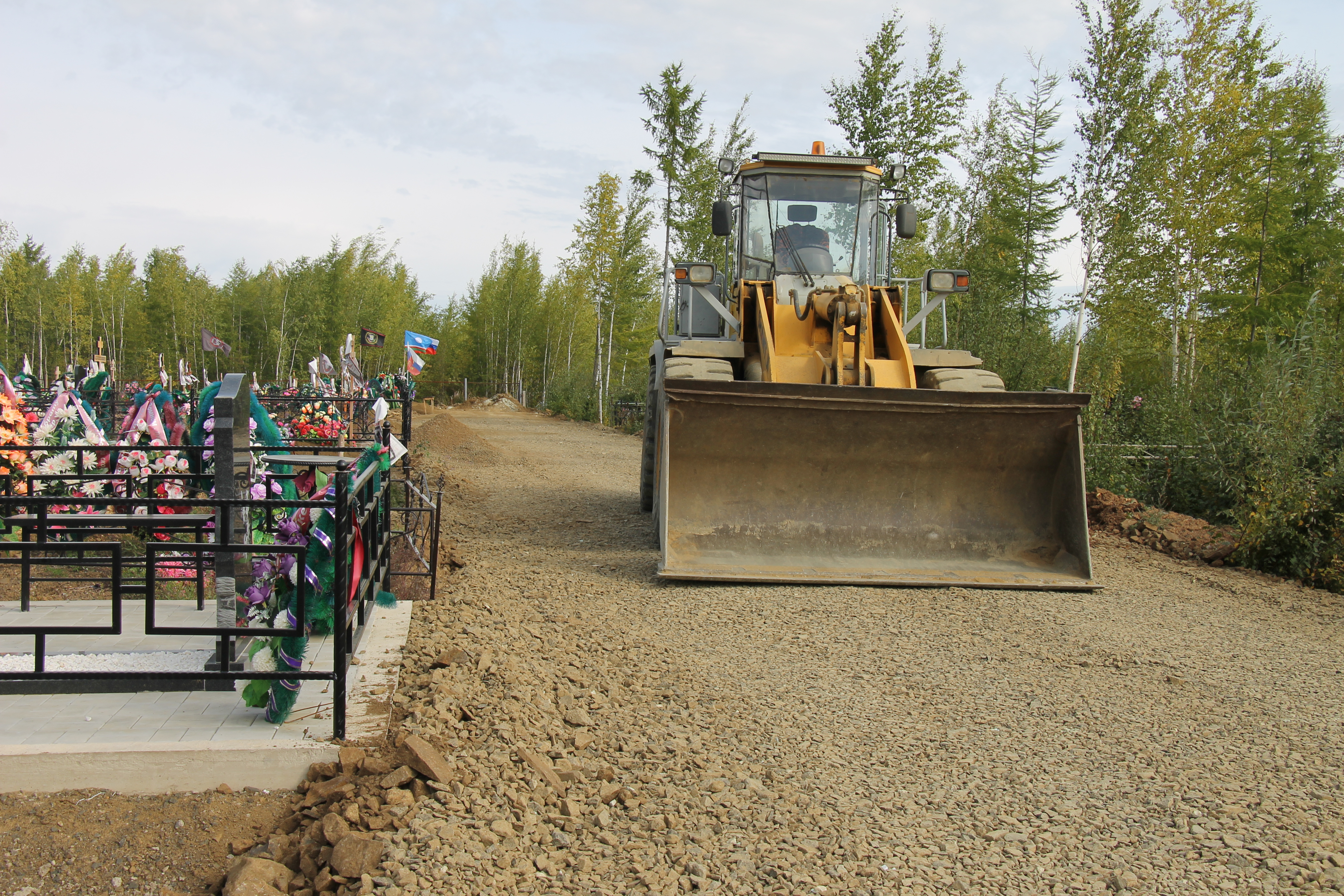 Проведена отсыпка грунтовой дороги на городском кладбище