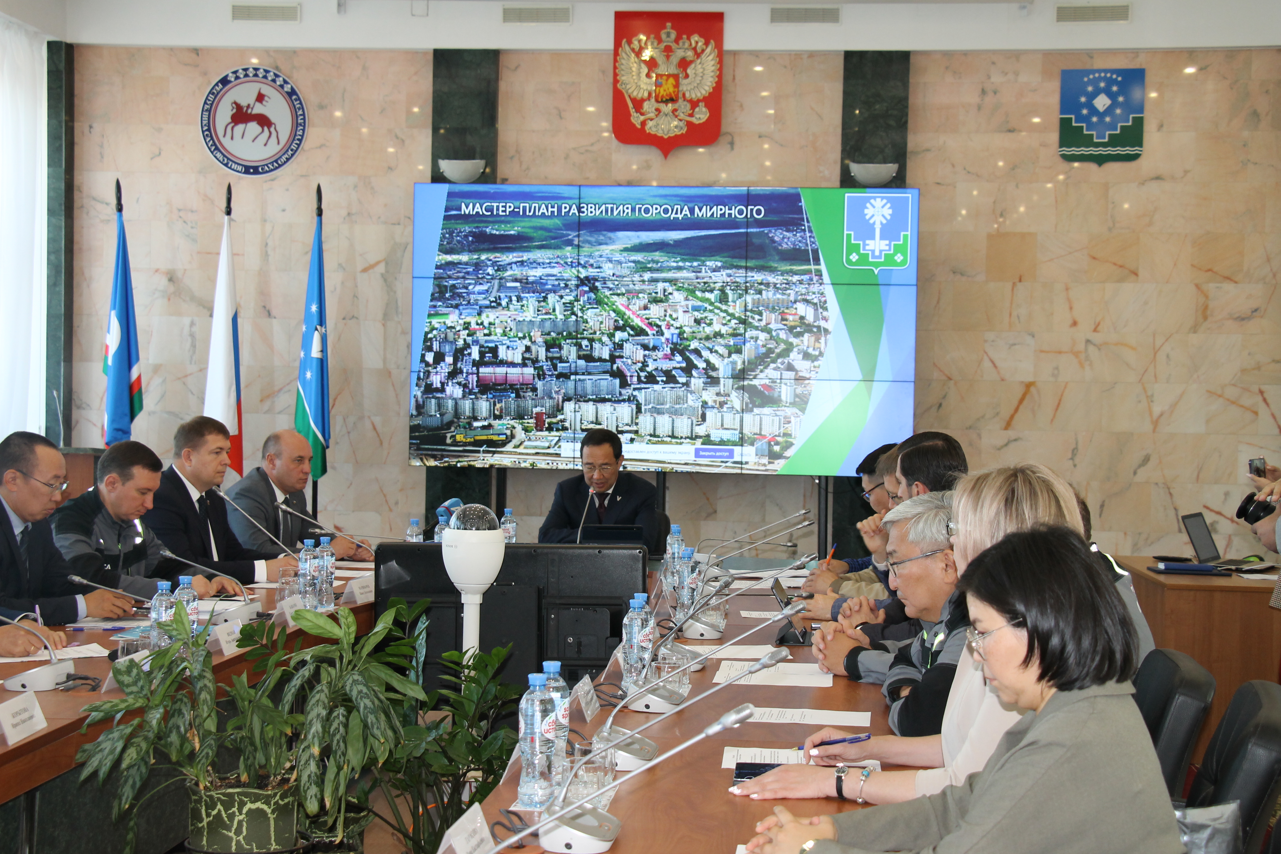 Глава Якутии проверил ход реализации мастер-плана развития города Мирного