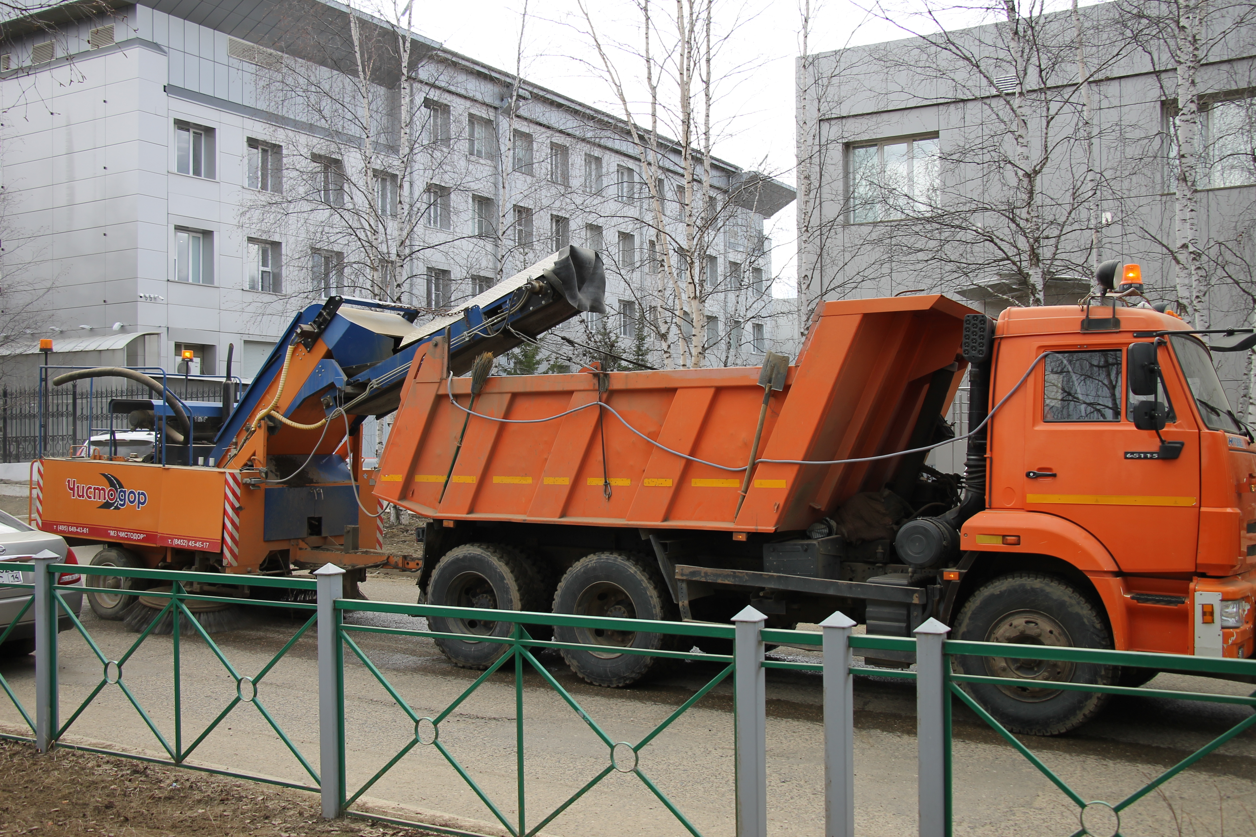 Коммунальщики продолжают уборку города