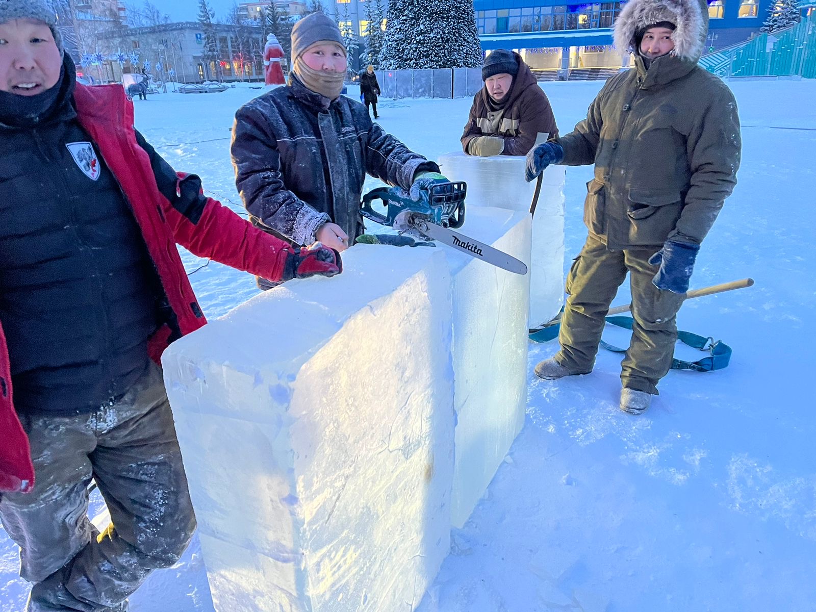 На площади Ленина приступили к созданию ледовых скульптур 