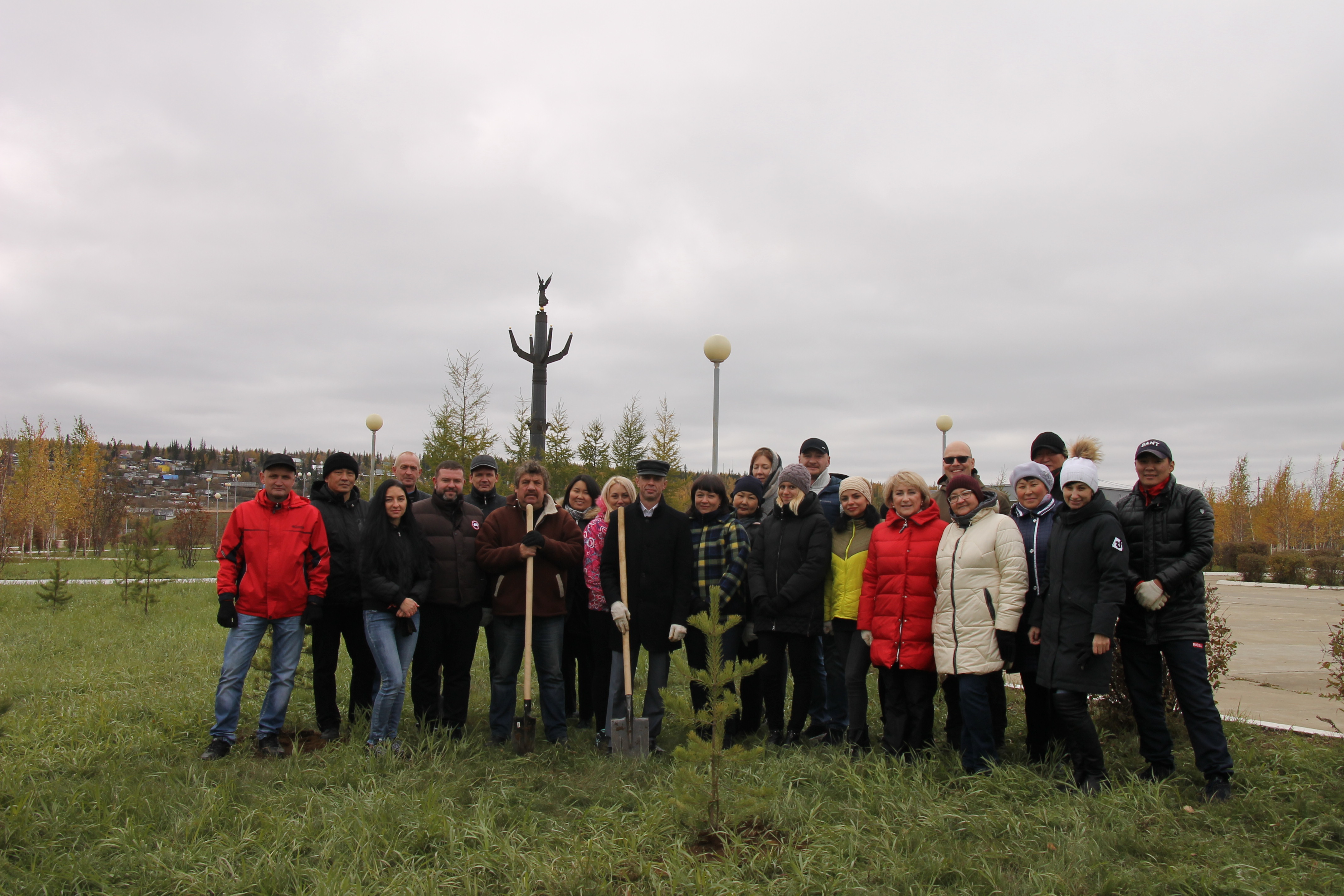 Сотрудники органов местного самоуправления приняли участие в акции «Живи, лес!»