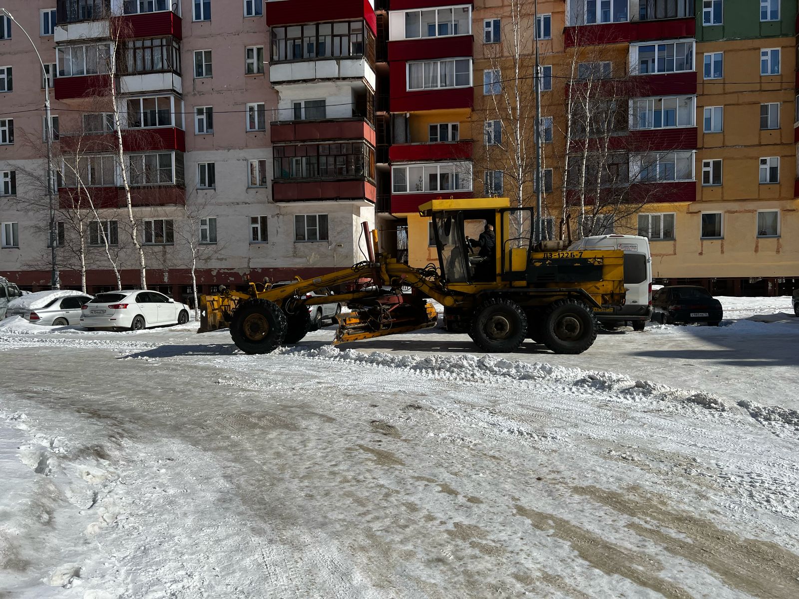 Уборка и подсыпка тротуаров и дорог в Мирном продолжается