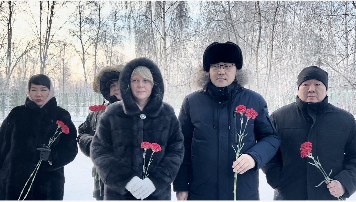 В честь 100-летия ветерана ВОВ, почетного жителя Мирнинского района Василия Давыдовича Иванова состоялось возложение цветов 