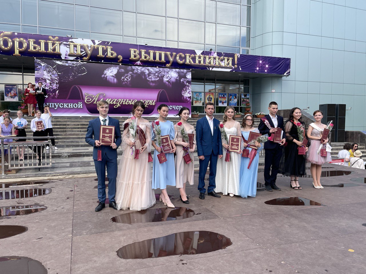 В добрый путь, выпускники!