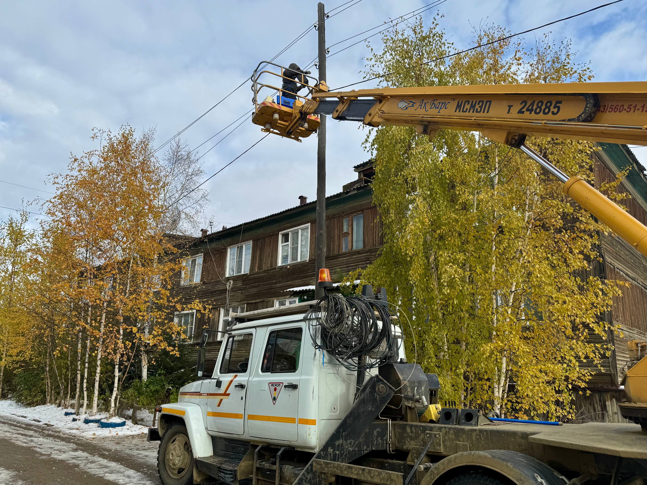 На Верхнем начался монтаж новых уличных светильников