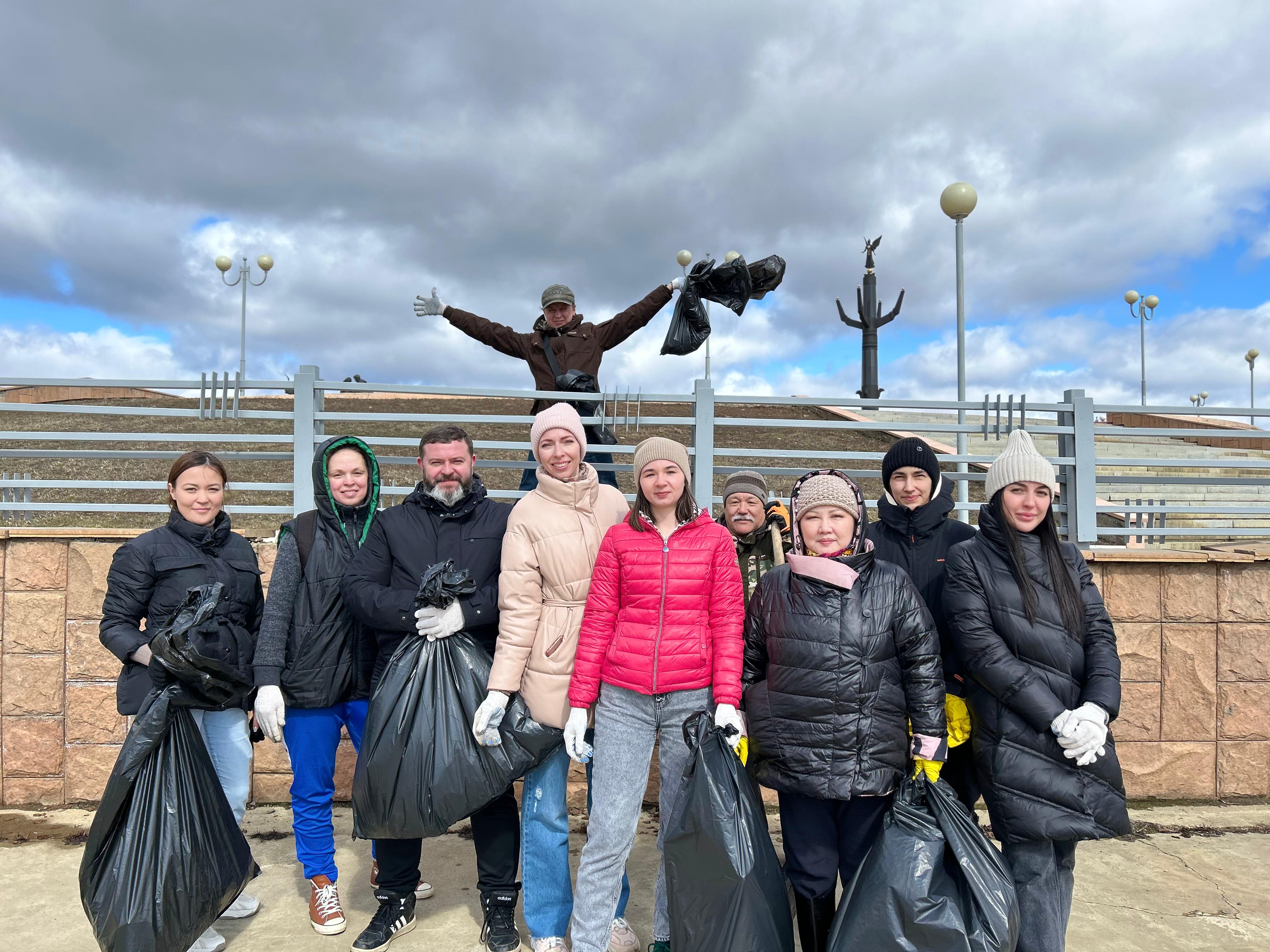 Работники администрации города навели порядок на Вилюйском кольце