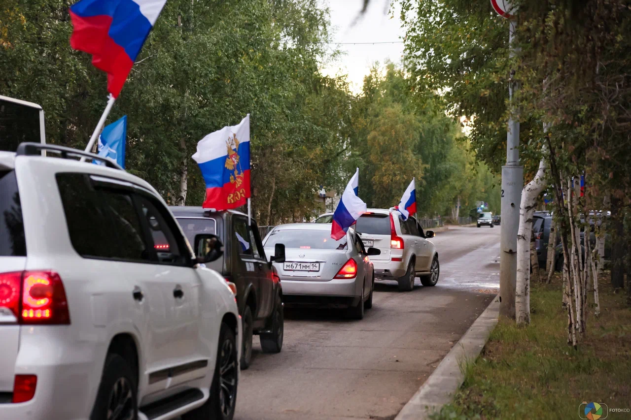 Вчера Мирный отметил День Государственного флага Российской Федерации