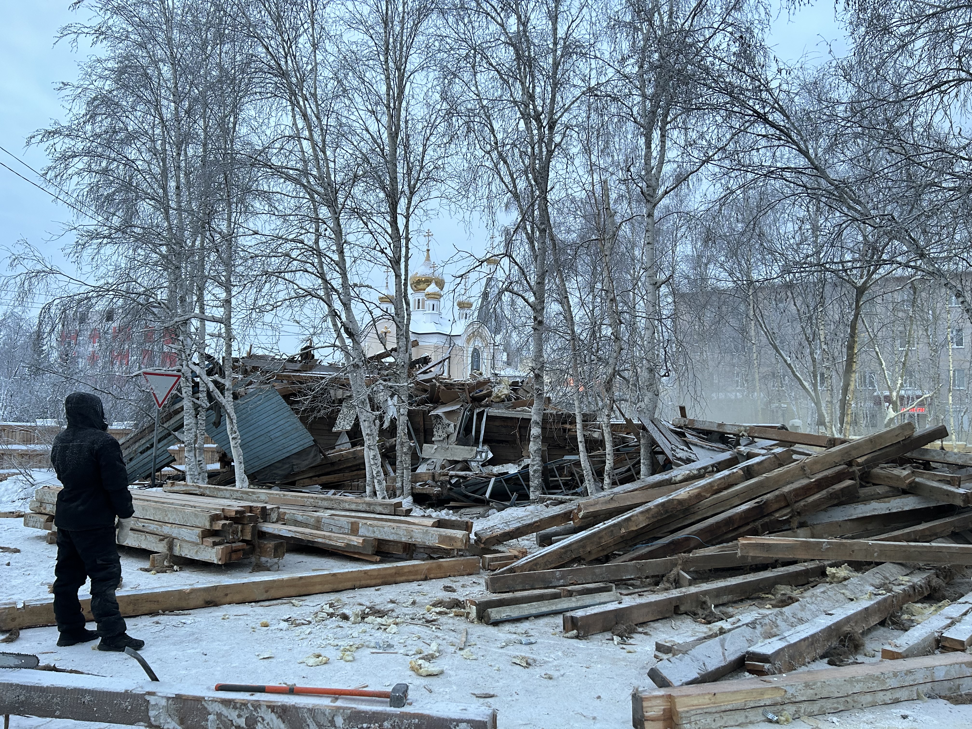 В Мирном продолжается снос аварийных домов 