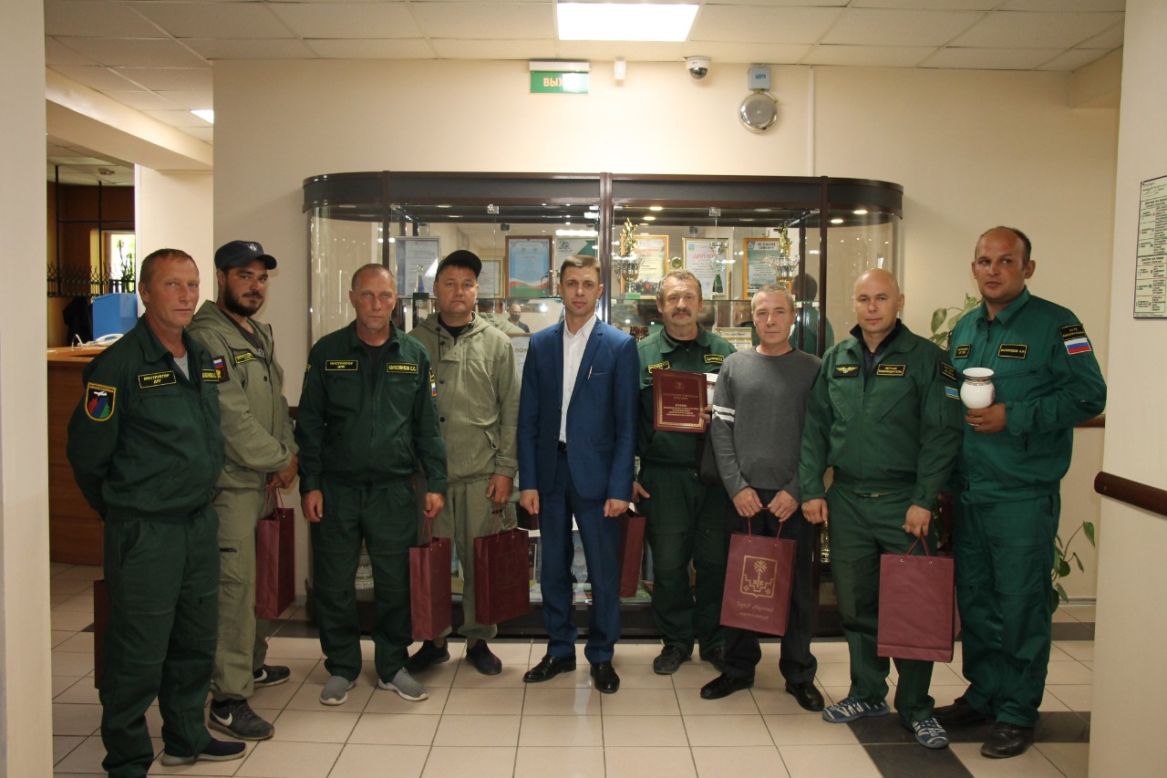 Вручение Благодарственных писем Главы города руководителям баз авиационной охраны лесов.