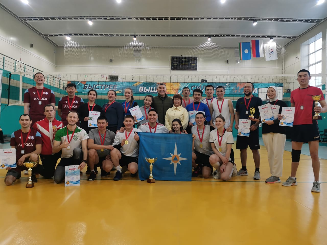 13 волейбольных команд боролись за победу 