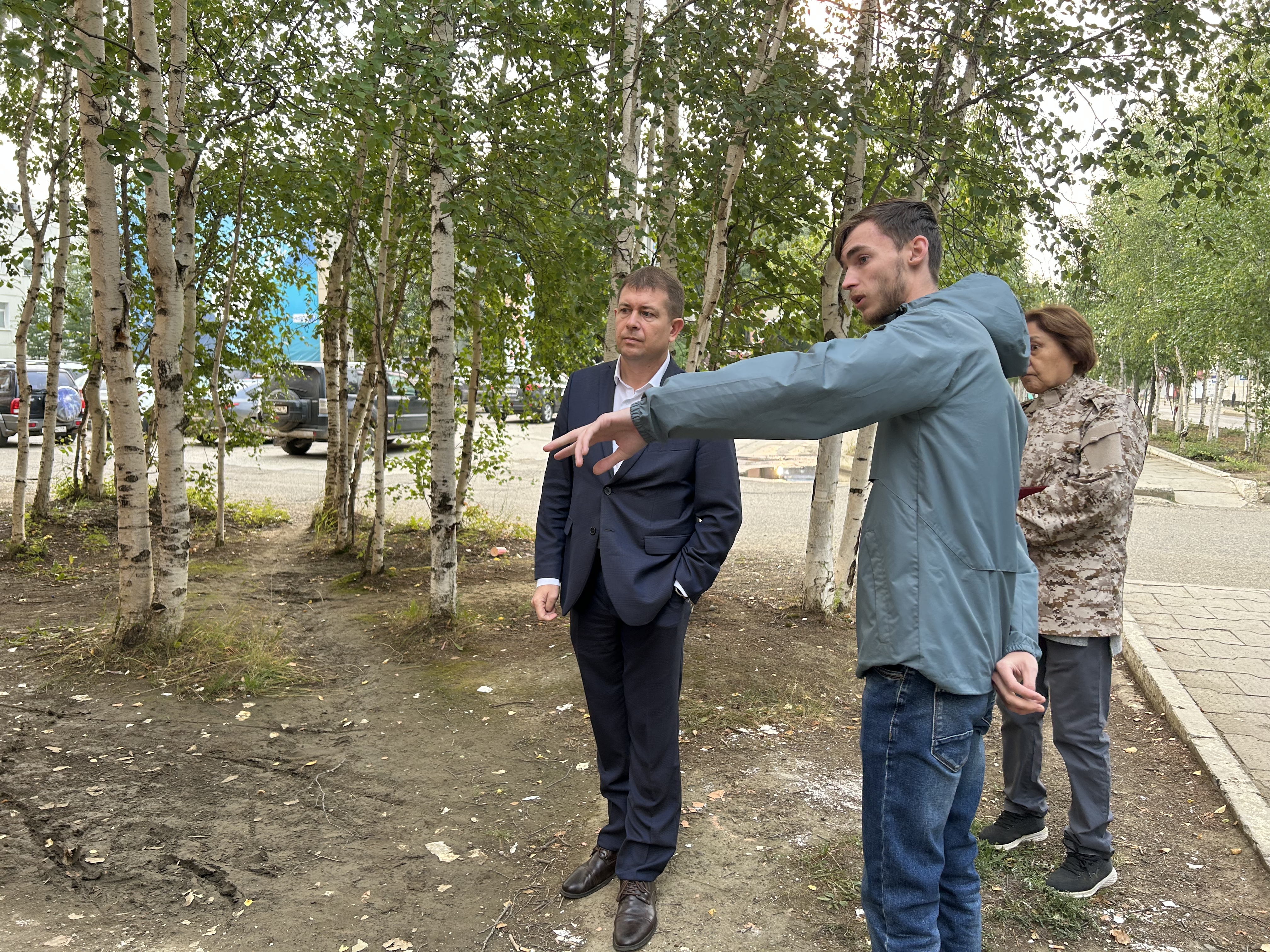 Глава города Алексей Тонких проверил качество содержания дворов на Ленина 