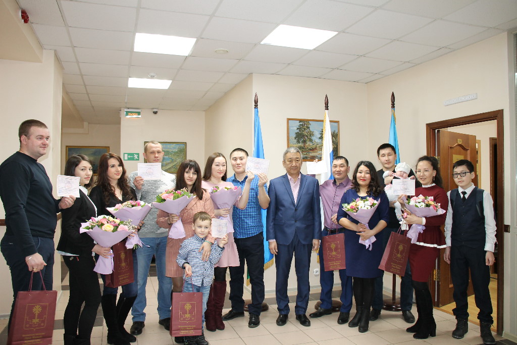 Глава города вручил молодым семьям жилищные сертификаты