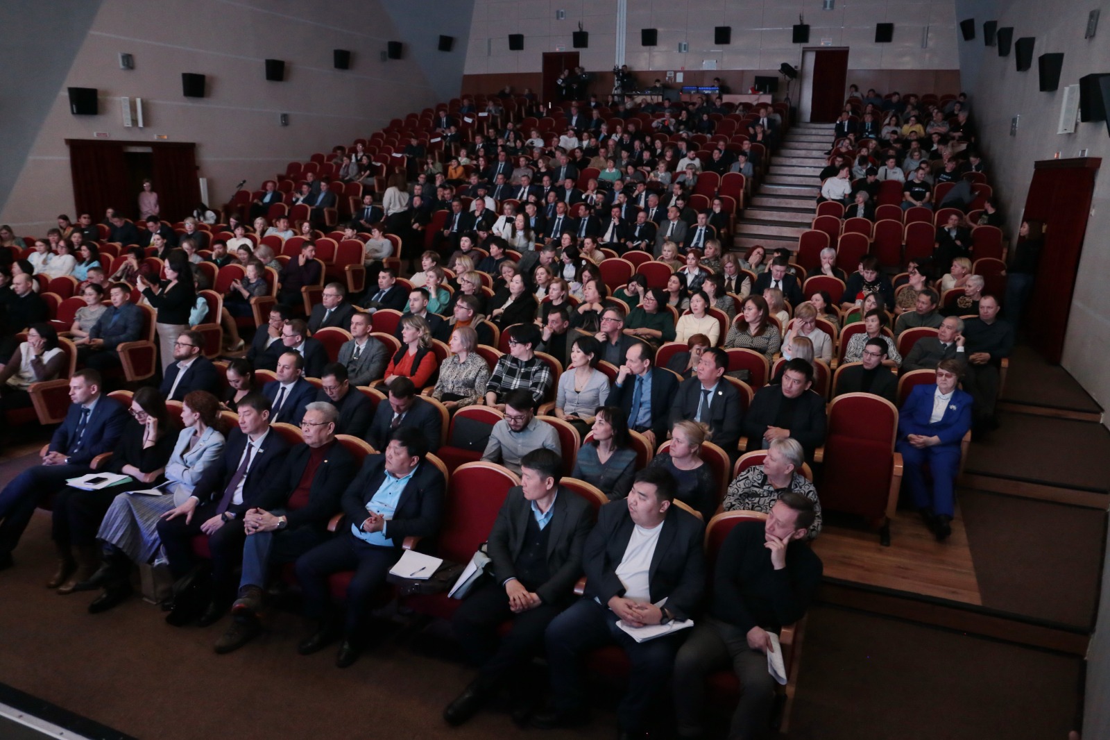 Правительство Якутии отчиталось перед жителями города Мирного