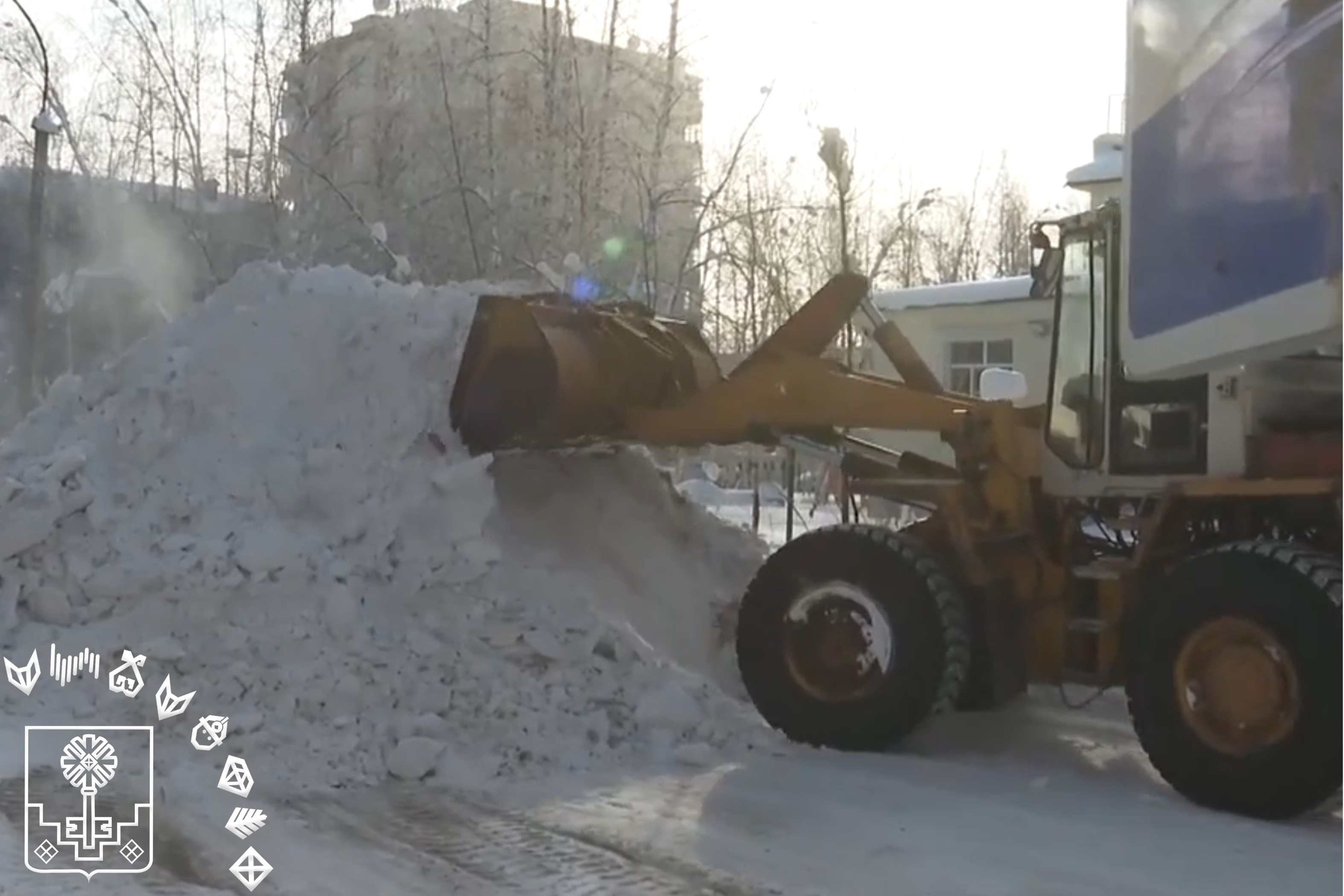 В Мирном приступают к очистке кровель от снега