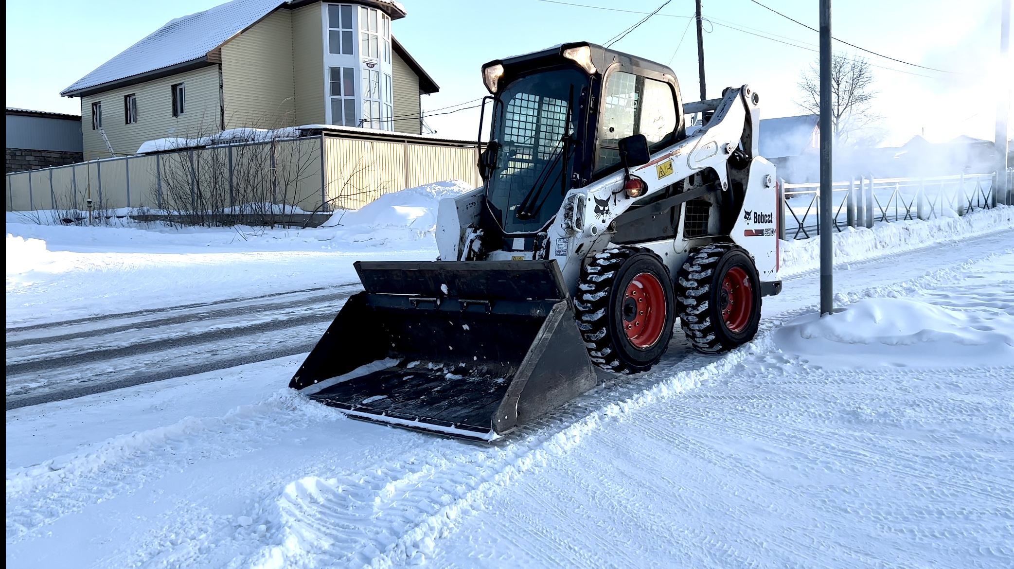 Снегоуборочная техника работает в отдаленных районах города