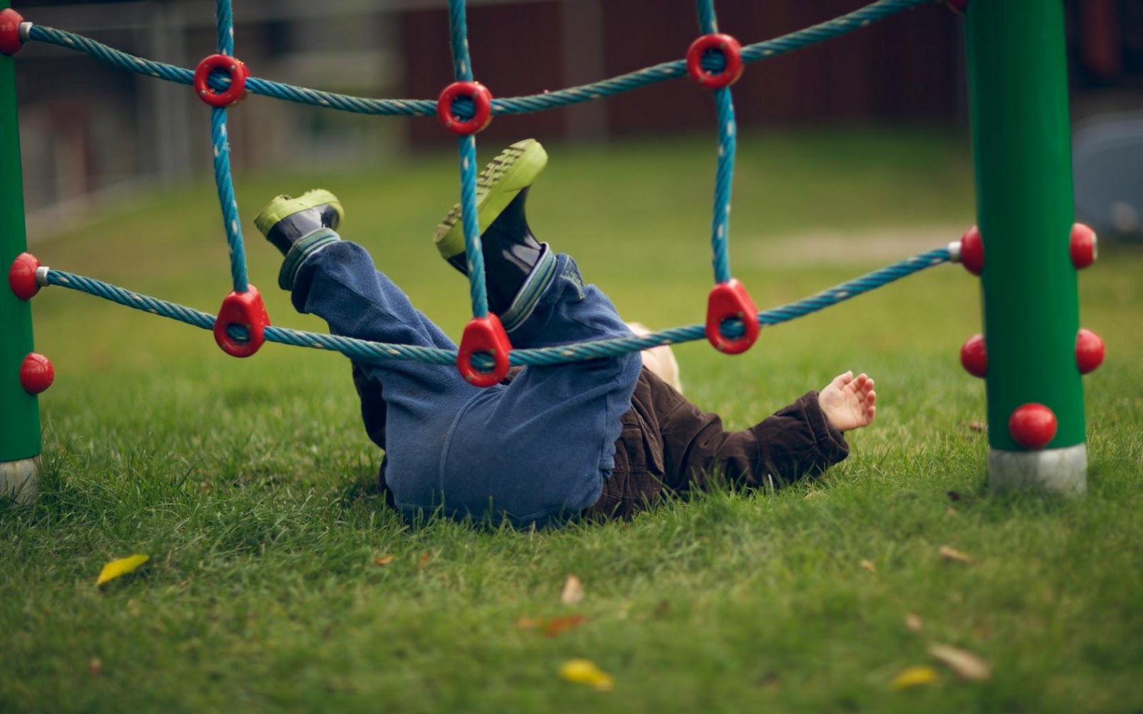 Прокуратура г. Мирного разъясняет: что делать, если ребенок получил травмы, играя во дворе многоквартирного дома, и кто за это отвечает?