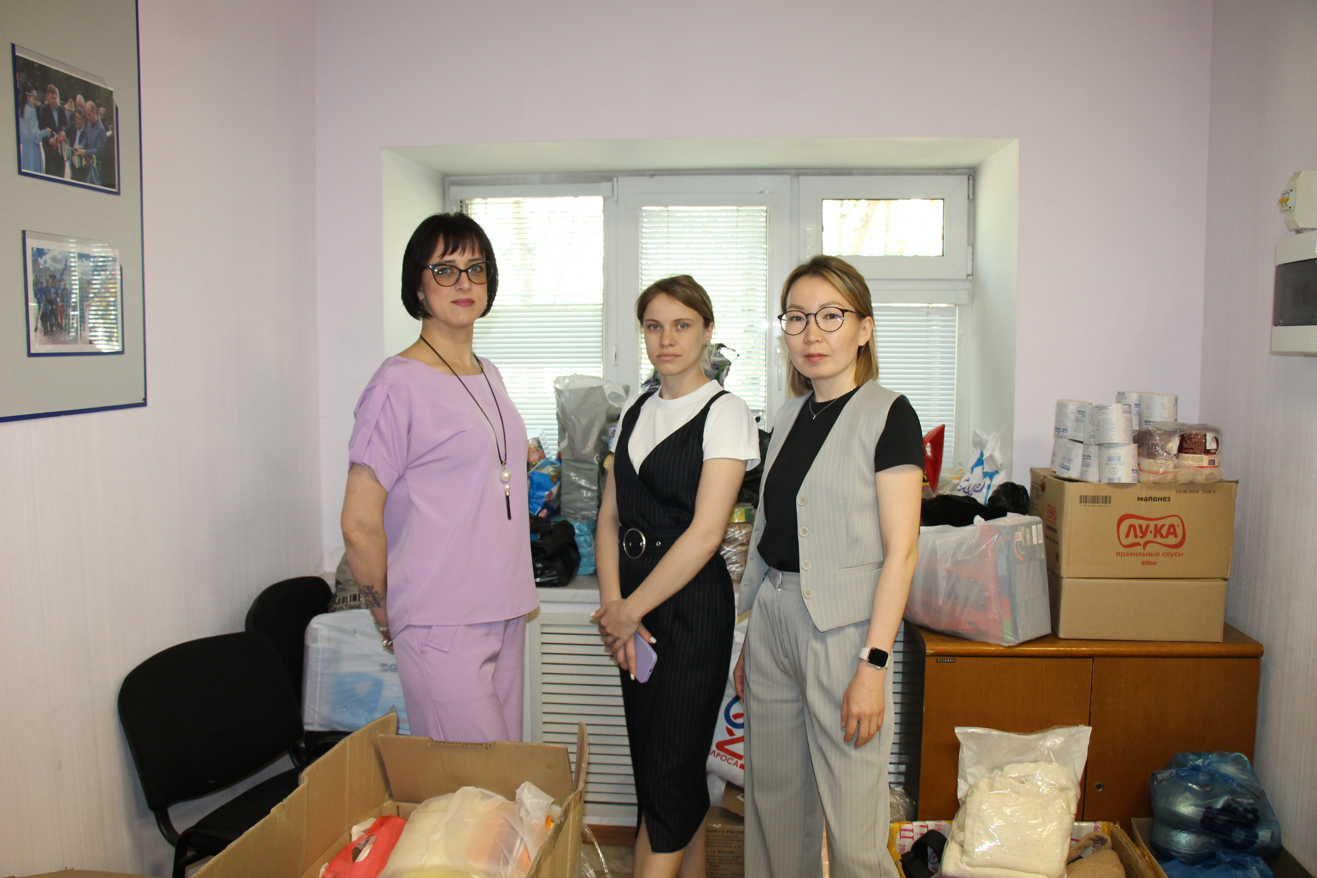 Коллектив администрации города передал гуманитарную помощь для жителей подтопленных территорий Якутии 