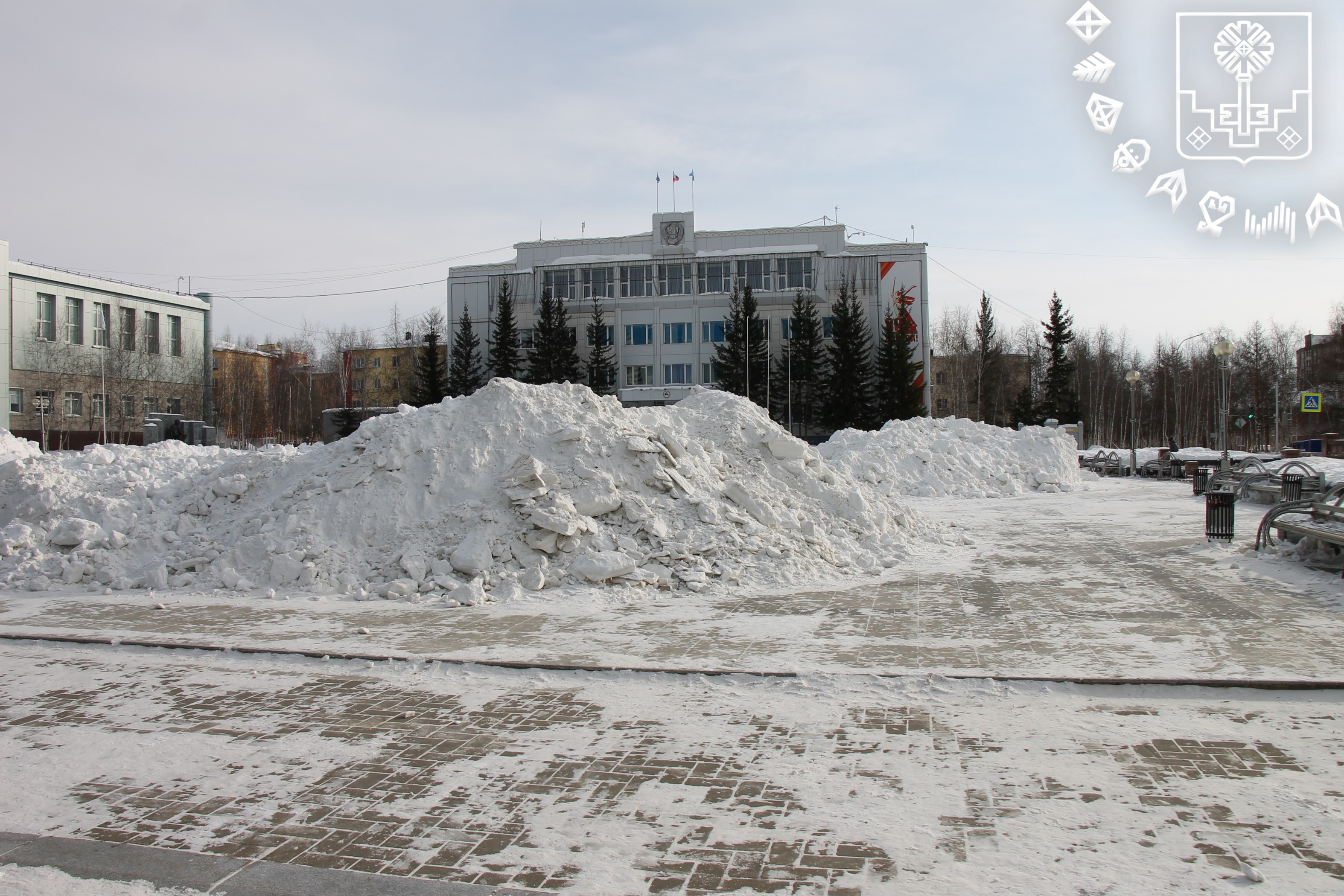 Уборка снега на площадях города